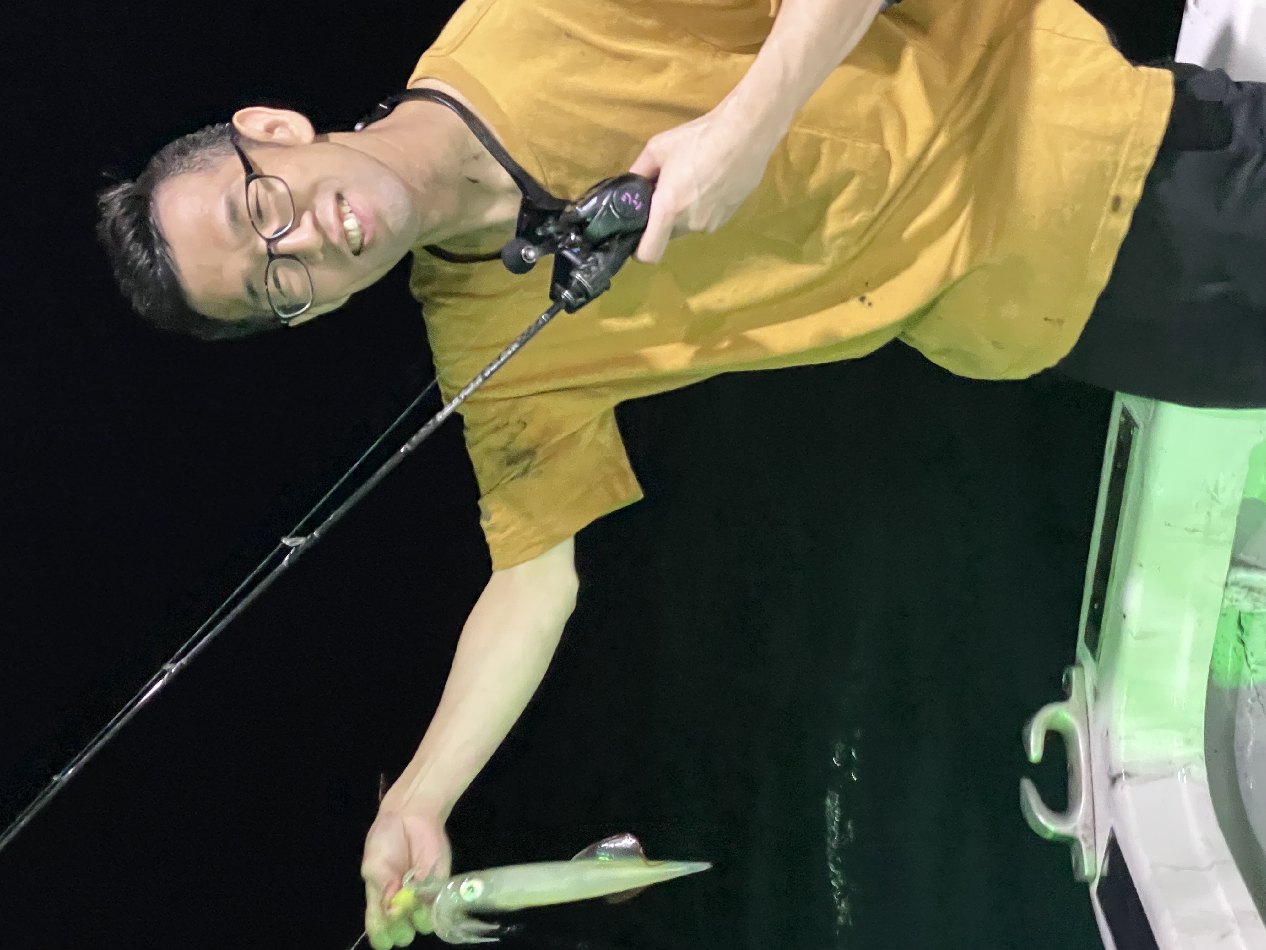 釣った魚を掲げている男性